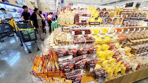 Bánh kẹo, mứt đã được nhiều siêu thị đưa lên kệ với lượng lớn - Ảnh: N.TRÍ Bánh kẹo, mứt đã được nhiều siêu thị đưa lên kệ với lượng lớn - Ảnh: N.TRÍ