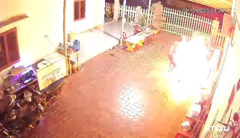 Ngọn lửa nhanh chóng bao trùm quanh người phụ nữ - Ảnh: Cắt từ video Ngọn lửa nhanh chóng bao trùm quanh người phụ nữ - Ảnh cắt từ video