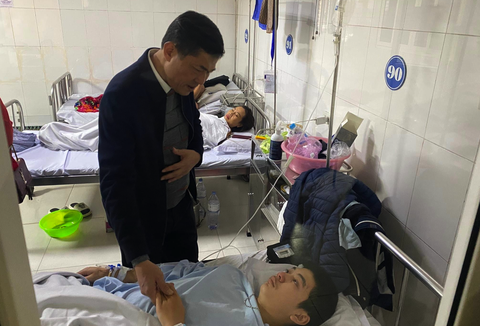 Ông Thái Văn Thành - giám đốc Sở giáo dục và Đào tạo Nghệ An - thăm hỏi học sinh bị thương sau vụ sập trần gỗ - Ảnh: TÂM PHẠM Ông Thái Văn Thành - giám đốc Sở giáo dục và Đào tạo Nghệ An - thăm hỏi học sinh bị thương sau vụ sập trần gỗ - Ảnh: TÂM PHẠM