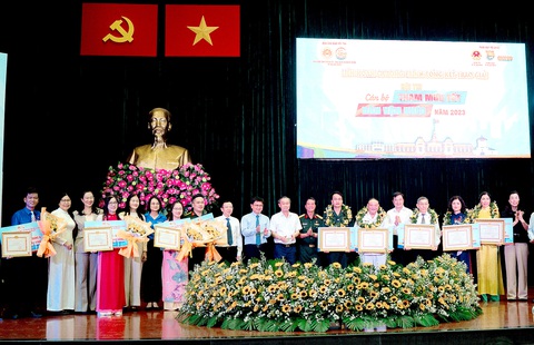 Trao giải cho các thí sinh đoạt giải Hội thi cán bộ tham mưu tốt - dân vận khéo TP.HCM 2023 - Ảnh: THANH HIỆP Trao giải cho các thí sinh đoạt giải Hội thi cán bộ tham mưu tốt - dân vận khéo TP.HCM 2023 - Ảnh: THANH HIỆP