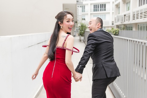 Cười xỉu với Thu Trang lầy lội hướng dẫn chồng tạo dáng chụp ảnh- Ảnh 1. Thu Trang - Tiến Luật ngọt ngào trong bộ ảnh mới