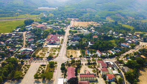 Doanh nghiệp xin đầu tư trung tâm logistics tại huyện nghèo miền núi, dự án gây... bất ngờ- Ảnh 1. Toàn cảnh trung tâm huyện Ba Tơ, Quảng Ngãi - Ảnh: TRẦN MAI