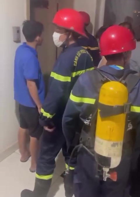 Thấy đèn bập bùng như ánh lửa, dân tưởng cháy căn hộ bèn gọi cứu hỏa- Ảnh 2. Lực lượng cảnh sát nhanh chóng có mặt chạy lên căn hộ để chữa cháy nhưng mở cửa ra thì không phải cháy - Ảnh: Cắt từ video