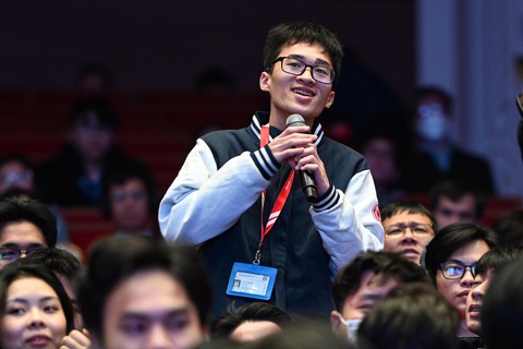GS Võ Tòng Xuân: Tôi muốn làm sao để người nông dân Việt Nam giàu hơn- Ảnh 3. Hàng ngàn bạn trẻ đã tham dự cuộc giao lưu với các nhà khoa học - Ảnh: HỒNG QUANG