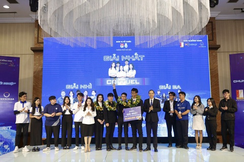 Dự án 'viên nén sinh khối từ bã cà phê' giành giải nhất cuộc thi Bệ phóng khởi nghiệp- Ảnh 1. Sinh viên Đại học Bách khoa Hà Nội giành giải nhất cuộc thi Bệ phóng khởi nghiệp lần thứ nhất - Ảnh: Bảo Anh