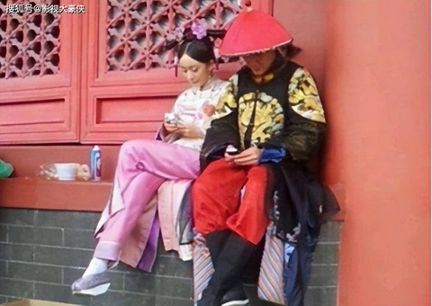 Dương Mịch được biết đến là một trong những cao thủ chơi game. Chính vì vậy, tranh thủ giờ giải lao, nữ diễn viên Tam sinh tam thế cúi đầu nghịch điện thoại chơi game cũng là điều dễ hiểu. Bên cạnh đó là Phùng Thiệu Phong, có lẽ anh cũng đang tìm trò giải trí trên điện thoại của mình để thư giãn. Dương Mịch được biết đến là một trong những cao thủ chơi game. Chính vì vậy, tranh thủ giờ giải lao, nữ diễn viên Tam sinh tam thế chơi game cũng là điều dễ hiểu. Bên cạnh đó là Phùng Thiệu Phong. Có lẽ anh cũng đang tìm trò giải trí trên điện thoại của mình để thư giãn.