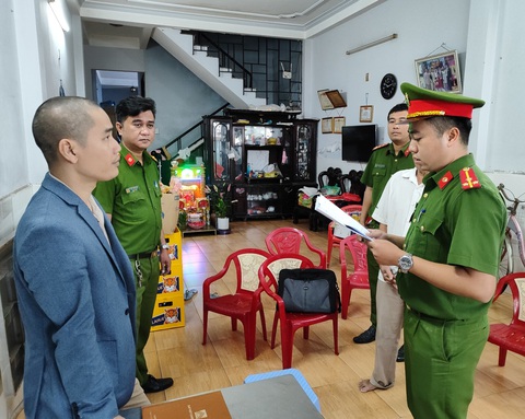 Khởi tố 3 người tham ô dự án nạo vét cống thoát nước ở Cẩm Lệ- Ảnh 1. Cơ quan công an tống đạt quyết định đối với Hoàng Ngọc Tiến để điều tra tội tham ô tài sản - Ảnh: H.B.