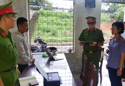 Bắt cựu nhân viên Công ty Dược - Thiết bị y tế Đà Nẵng tham ô tài sản- Ảnh 1. Cơ quan điều tra tống đạt các quyết định khởi tố, bắt giam Đức để điều tra hành vi tham ô tài sản - Ảnh: H.B.