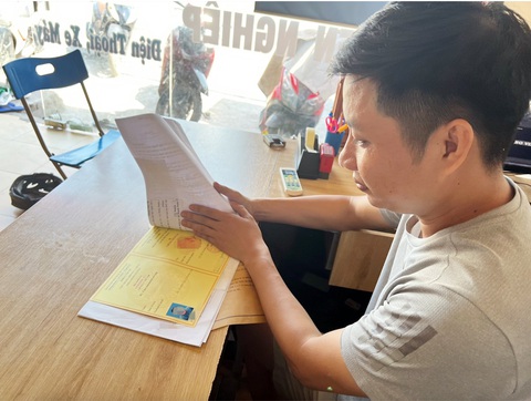 Dành cả thanh xuân đi thi bằng lái, vẫn rớt vì sao?- Ảnh 3. Có tấm bằng lái thời nay không phải dễ, anh Lường Huy chia sẻ kinh nghiệm học thi - Ảnh: YẾN TRINH