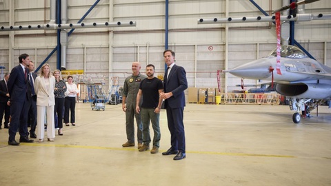 Thủ tướng Hà Lan Mark Rutte và Tổng thống Ukraine Volodymyr Zelensky thăm quan các tiêm kích F-16 ở Eindhoven, Hà Lan hồi tháng 8-2023 - Ảnh: MOSCOW TIMES Thủ tướng Hà Lan Mark Rutte và Tổng thống Ukraine Volodymyr Zelensky tham quan các tiêm kích F-16 ở Eindhoven, Hà Lan hồi tháng 8-2023 - Ảnh: MOSCOW TIMES