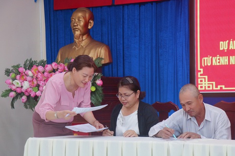 Gò Vấp chi bồi thường dự án rạch Xuyên Tâm, phấn đấu tháng 8-2024 khởi công- Ảnh 1. Người dân bị ảnh hưởng bởi dự án ký hồ sơ bồi thường - Ảnh: CẨM NƯƠNG
