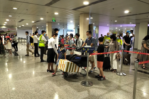 Hành khách tại sân bay quốc tế Tân Sơn Nhất - Ảnh: AIRPORTS CORPORATION OF VIETNAM Hành khách tại sân bay quốc tế Tân Sơn Nhất - Ảnh: Airports Corporation of Vietnam