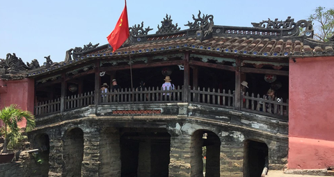 Chùa Cầu Hội An cong hay thẳng?- Ảnh 1. Hình ảnh cong cong của phần lòng Chùa Cầu lúc chưa trùng tu - Ảnh: B.D.