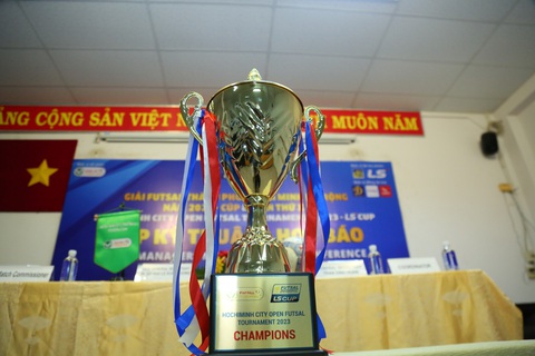 CLB futsal Việt Nam đối đầu với Thái Lan và Malaysia- Ảnh 1. Đội vô địch giải nhận cúp và tiền thưởng 5.000 USD - Ảnh: ĐÌNH VIÊN
