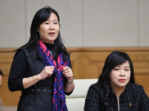 Thủ tướng Phạm Minh Chính: Xót ruột khi nhìn đâu cũng thấy phim nước ngoài- Ảnh 6. Tổng giám đốc BHD Ngô Thị Bích Hạnh (trái) và Phó tổng giám đốc Tập đoàn Sun Group Nguyễn Thái Hoài Anh đưa ra nhiều kiến nghị tại hội nghị - Ảnh: VGP