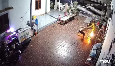 Người phụ nữ bị Người phụ nữ bị "chồng hờ" tưới xăng và đốt - Ảnh cắt từ video