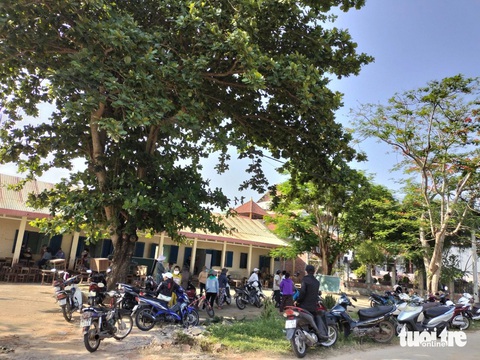 Quân đội Mỹ tài trợ xây 2 điểm trường tiểu học tại miền Trung- Ảnh 1. Phụ huynh học sinh phụ giúp thu dọn trang thiết bị điểm trường thôn Tĩnh Yên, Trường tiểu học Duy Thu, để bàn giao mặt bằng xây dựng lại - Ảnh: H.S