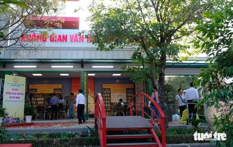 Không gian văn hóa Hồ Chí Minh tại đường sách - Ảnh: LINH ĐOAN Không gian văn hóa Hồ Chí Minh tại đường sách - Ảnh: LINH ĐOAN