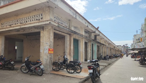 Vì sao tiểu thương không vào chợ mới Minh Lương?- Ảnh 2. Tuy nhiên, vẫn còn một số hộ chưa di dời và một số khác vẫn lén lút trở lại buôn bán trong khu vực nhà lồng chợ cũ - Ảnh: BỬU ĐẤU