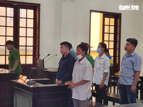 Vụ hai cha con đánh hàng xóm thừa sống thiếu chết: Hoãn tòa để dẫn giải nhân chứng- Ảnh 1. Hai cha con ông Huỳnh Văn Thanh (hàng đầu) tại tòa - Ảnh: ĐAN THUẦN