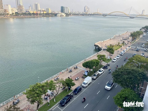 Đường đẹp nhất Đà Nẵng có hệ số giá đất chênh 1 tới 2,9- Ảnh 1. Cũng là tuyến đường Bạch Đằng nhưng hệ số vị trí 1 đoạn từ đường Lê Duẩn tới Nguyễn Văn Linh (trong ảnh) lên tới 2,9 so với các vị trí khác - Ảnh: TRƯỜNG TRUNG