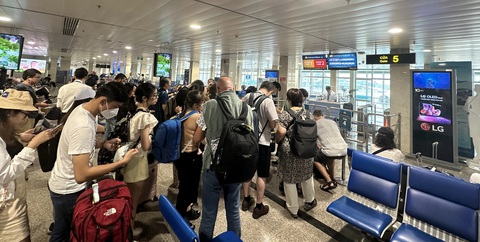 Tân Sơn Nhất được dự báo 'thoát' quá tải dịp Tết 2024- Ảnh 1. Tân Sơn Nhất được dự báo sẽ thoát 'quá tải' dịp Tết 2024 khi sản lượng khách và tần suất bay sụt giảm - Ảnh: CÔNG TRUNG