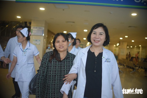 Bà Lan vui mừng ôm lấy bác sĩ Bùi Thị Phương Anh (người đã trực tiếp chữa trị cho bà) trong lúc ra xe chuẩn bị về nhà- Ảnh: LÂM THIÊN Bà Lan khoác tay trìu mến bác sĩ Bùi Thị Phương Anh (người đã trực tiếp chữa trị cho bà) trong lúc ra xe chuẩn bị về nhà - Ảnh: LÂM THIÊN