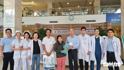 Lãnh đạo, y bác sĩ Bệnh viện Bình Định tặng hoa, chúc mừng bà Lan khỏe mạnh và trở về với gia đình - Ảnh: LÂM THIÊN Lãnh đạo, y bác sĩ Bệnh viện Bình Định tặng hoa, chúc mừng bà Lan khỏe mạnh và trở về với gia đình - Ảnh: LÂM THIÊN
