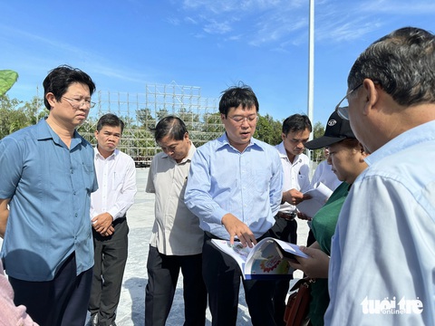 Bí thư Tỉnh ủy Đồng Tháp kiểm tra công trình 140 tỉ phục vụ Festival hoa kiểng Sa Đéc- Ảnh 1. Bí thư Tỉnh ủy Đồng Tháp Lê Quốc Phong (thứ 4 từ trái qua) yêu cầu khẩn trương hoàn thiện công trình quảng trường TP Sa Đéc trước thềm khai mạc Festival - Ảnh: ĐẶNG TUYẾT