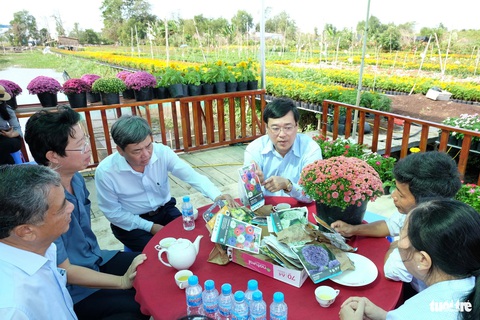 Bí thư Tỉnh ủy Đồng Tháp kiểm tra công trình 140 tỉ phục vụ Festival hoa kiểng Sa Đéc- Ảnh 3. Đoàn công tác tỉnh Đồng Tháp đến thăm hỏi tình hình sản xuất hoa của nông dân phường An Hòa - Ảnh: ĐẶNG TUYẾT