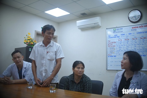 Vợ chồng là Lan cảm ơn các bác sĩ Bệnh viện Bình Định - Ảnh: LÂM THIÊN Vợ chồng bà Lan cảm ơn các bác sĩ Bệnh viện Bình Định - Ảnh: LÂM THIÊN