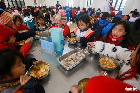 Vụ 11 học sinh ăn 2 gói mì chan cơm: Có dấu hiệu vi phạm- Ảnh 2. Sau phản ánh, học sinh đã được ăn đúng, ăn đủ định lượng - Ảnh: C.TUỆ