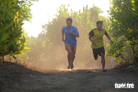 Brăh Yàng Trail - giải chạy gắn với leo núi tại Lâm Đồng- Ảnh 1. Người dân Di Linh tập chạy dưới chân núi Brăh Yàng - Ảnh: M.V