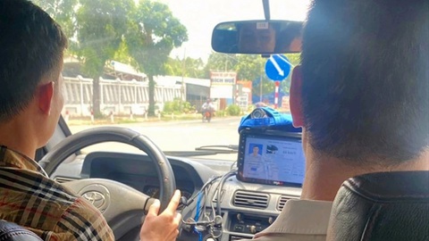 Dành cả thanh xuân đi thi bằng lái, vẫn rớt vì sao?- Ảnh 2. Thuê giáo viên tập lái - Ảnh: YẾN TRINH