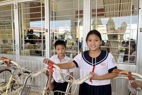 Thanh niên Cần Thơ chăm lo bệnh nhi ung thư, trẻ mồ côi- Ảnh 3. Giờ đây hai chị em Trà My đã có xe đến trường - Ảnh: LAN NGỌC