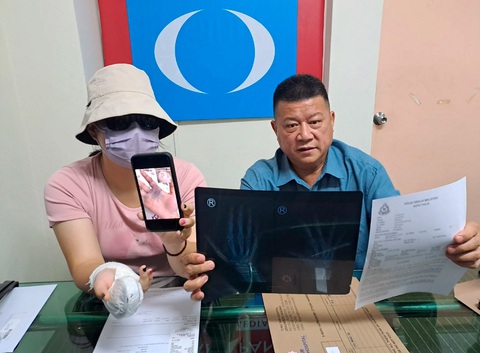 Bị tài xế hành hung vì đóng cửa xe quá mạnh- Ảnh 1. Yuan (trái) trong buổi họp báo thông tin về vụ tấn công từ tài xế Grab - Ảnh: China Press