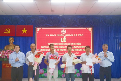 Gò Vấp chi bồi thường dự án rạch Xuyên Tâm, phấn đấu tháng 8-2024 khởi công- Ảnh 2. Lãnh đạo quận Gò Vấp trao quyết định thu hồi đất cho các hộ dân - Ảnh: CẨM NƯƠNG
