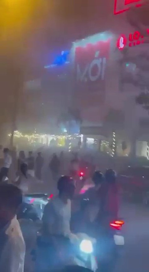 Cháy khu vực bếp Lotte Mart ở quận 7, nhiều người tháo chạy- Ảnh 2. Khói bốc ra mù mịt, nhiều người tháo chạy - Ảnh cắt từ video