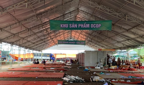 Chủ tịch UBND tỉnh yêu cầu báo cáo khẩn vụ doanh nghiệp chê hội chợ OCOP Quảng Ngãi- Ảnh 1. Hội chợ triển lãm sản phẩm OCOP Quảng Ngãi quá tệ từ khâu tổ chức đến an ninh, khiến doanh nghiệp ngán ngẩm - Ảnh: T.M.
