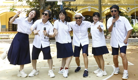 Nhà báo Lại Văn Sâm cùng nghệ sĩ Hồng Vân, Thanh Thủy, Kim Tử Long và nhà ngoại giao Lại Ngọc Đoàn mặc trang phục học sinh trong Có hẹn cùng thanh xuân - Ảnh: VTV Nhà báo Lại Văn Sâm cùng nghệ sĩ Hồng Vân, Thanh Thủy, Kim Tử Long và nhà ngoại giao Lại Ngọc Đoàn mặc trang phục học sinh trong Có hẹn cùng thanh xuân - Ảnh: VTV