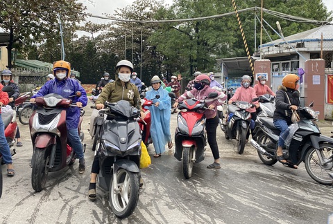 Gần Tết, một nhà máy bỗng cho hơn 1.200 nhân công ngừng việc để tái cơ cấu- Ảnh 1. Người lao động ra về sau giờ làm - Ảnh: LÊ TRUNG