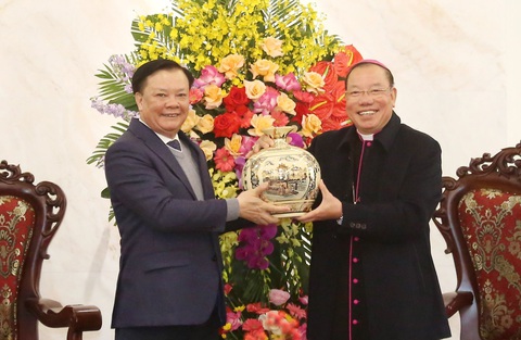 Bí thư Thành ủy Đinh Tiến Dũng thăm Tổng giáo phận Hà Nội dịp Giáng sinh- Ảnh 1. Bí thư Thành ủy Hà Nội Đinh Tiến Dũng tặng quà chúc mừng Tổng giám mục Tổng giáo phận Hà Nội Giuse Vũ Văn Thiên - Ảnh: NGUYỄN THÀNH