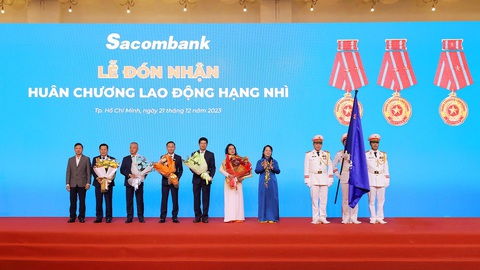 Sacombank đón tuổi 32 với loạt thành quả ấn tượng- Ảnh 4. Ngân hàng vinh dự đón nhận Huân chương lao động hạng nhì - Ảnh: STB