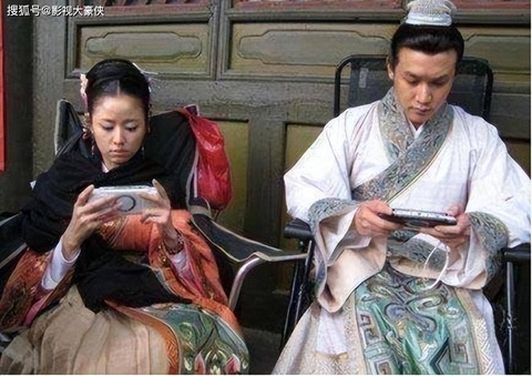 Nhìn vào bức ảnh này có thể thấy Lục Nghị và Lâm Tâm Như đang tập trung chơi để thư giãn đầu óc, rèn luyện trí não trong khi đợi quay phân đoạn tiếp theo của mình. Tuy nhiên, nhìn vẻ mặt nghiêm túc của Lâm Tâm Như, cô có lẽ chơi rất nhiều trò chơi hàng ngày. Nhìn vào bức ảnh này có thể thấy Lục Nghị và Lâm Tâm Như đang chọn chơi game để giết thời gian, rèn luyện trí não trong khi đợi quay phân đoạn tiếp theo của mình.