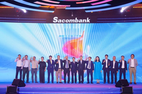 Sacombank đón tuổi 32 với loạt thành quả ấn tượng- Ảnh 2. Sacombank đang số hóa mạnh mẽ với mục tiêu lấy khách hàng làm trọng tâm - Ảnh: STB
