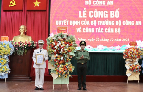 Thứ trưởng Bộ Công an (nguyên giám đốc Công an tỉnh Đắk Nông), Trung tướng Lê Văn Tuyến trao quyết định, tặng hoa chúc mừng đại tá Nguyễn Thanh Liêm - giám đốc Công an tỉnh Đắk Nông - Ảnh: MINH QUỲNH Trung tướng Lê Văn Tuyến - thứ trưởng Bộ Công an (bên phải) - trao quyết định, tặng hoa chúc mừng đại tá Nguyễn Thanh Liêm - giám đốc Công an tỉnh Đắk Nông - Ảnh: MINH QUỲNH