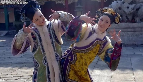 Ngoài ra còn có hai nàng phi tần khác không thể ngồi yên một chỗ trên phim trường đợi cảnh quay mà thay vào đó bộ đôi luôn bày trò tạo ra tiếng cười giúp đoàn phim xua tan đi những mệt mỏi. Ngoài ra còn có hai nàng phi tần khác không thể ngồi yên một chỗ trên phim trường đợi cảnh quay mà nhảy múa tạo tiếng cười giúp đoàn phim xua đi những mệt mỏi.