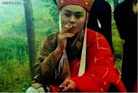 Khác hẳn với hình ảnh một sư phụ mỏng manh yếu đuối trên màn ảnh nhỏ, Đường Tăng của Tây du ký vừa rời khỏi máy quay đã vội vã châm thuốc. Với phong cách của vị Đường Tăng này đã khiến nhiều người liên tưởng đến một ông chủ bá đạo. Khác hẳn với hình ảnh một sư phụ thư sinh trên màn ảnh nhỏ, Đường Tăng của Tây du ký vừa rời khỏi máy quay đã vội vã châm thuốc. Với phong cách này, vị Đường Tăng đã khiến nhiều người liên tưởng đến hình ảnh yêu quái giả Đường Tăng
