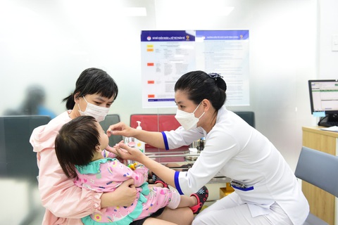 Thiếu vắc xin tiêm chủng mở rộng trên diện rộng, kết quả tiêm chủng tụt mạnh- Ảnh 1. Trẻ được uống vắc xin Rota tại một trung tâm tiêm chủng vắc xin ở quận Phú Nhuận, TP.HCM - Ảnh: DUYÊN PHAN