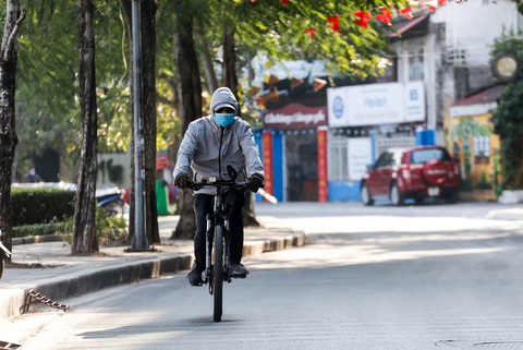 Mù Cang Chải xuất hiện băng giá, người Hà Nội khăn áo kín mít ra đường- Ảnh 11. Dự báo trong đêm nay và sáng mai (23-12), dự báo nhiệt độ toàn Bắc Bộ có khả năng giảm thêm 1-2 độ C so với sáng nay - Ảnh: C.TUỆ